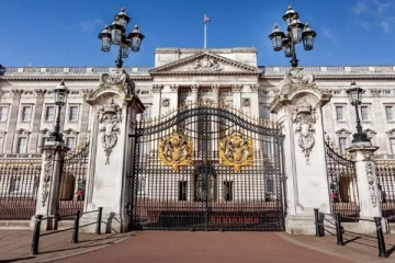 லண்டன் பக்கிங்ஹாம் அரண்மனை அருகே கோடரியுடன் சிக்கிய மர்ம நபர்