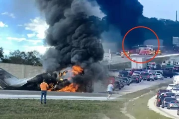 நெடுஞ்சாலையில் வீழ்ந்து நொறுங்கிய விமானம்: அமெரிக்காவில் சம்பவம்