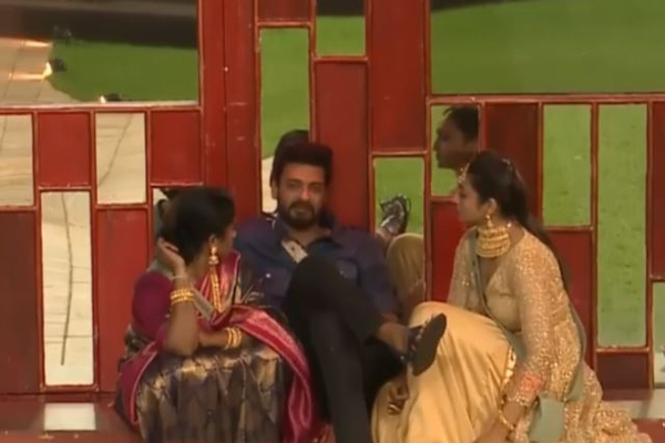 கமல் முன்பு கொதித்தெழுந்த தாமரை! பாவனியின் காதல் சர்ச்சையில் செம ட்விஸ்ட்!  முகத்திரையை கிழித்த உலகநாயகன் | Bigg Boss 12Th Dec 2021