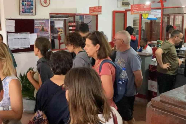 நுவரெலியா தபால் நிலையத்தில் குவிந்த சுற்றுலா பயணிகள் | Tourists Flock To Nuwara Eliya Post Office