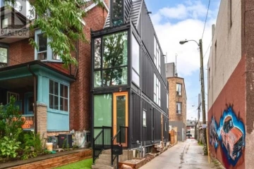 ரொறன்ரோவில் 8 அடி அகலம் மட்டுமே கொண்ட வீடு இத்தனை மில்லியன்களா?