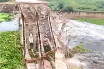 வெள்ளத்தில் அடித்துச் செல்லப்பட்ட ரூ.16 கோடி மதிப்பில் கட்டப்பட்ட ஆற்றுப்பாலம்!