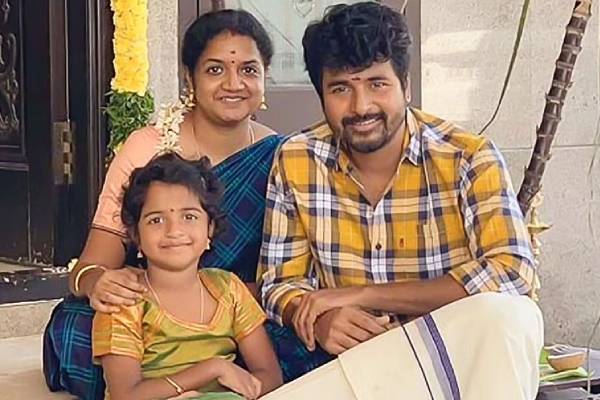 நடிகர் சிவகார்த்திகேயன் மகள் ஆராதனாவுடன் புகைப்படம் எடுத்த பிரபல நடிகை- கியூட்டான போட்டோ | Priyanka Mohan Photo With Sivakarthikeyan Daughter