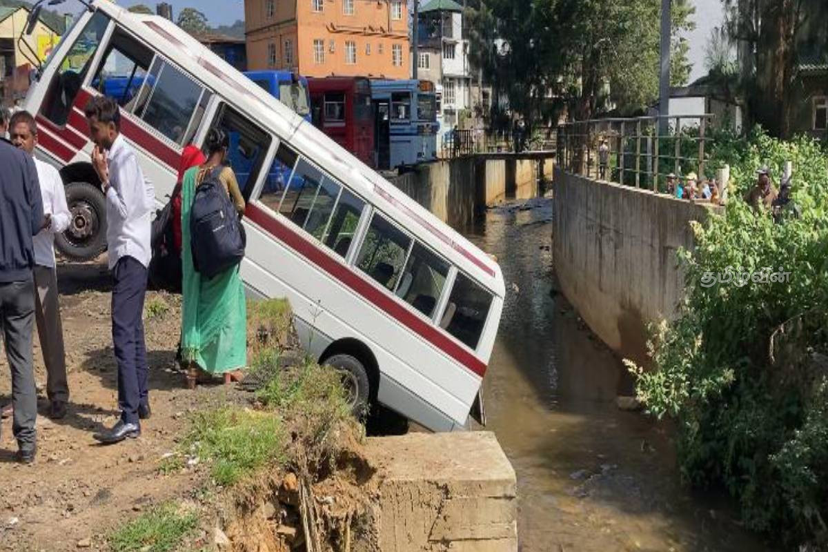 நுவரெலியாவில் கட்டுப்பாட்டை இழந்து பேருந்து விபத்து | Bus Loses Control In Nuwara Eliya Crashes நுவரெலியாவில் கட்டுப்பாட்டை இழந்து பேருந்து விபத்து | Bus Loses Control In Nuwara Eliya Crashes