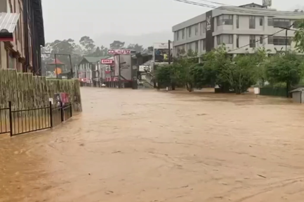தானாக திறந்துக்கொண்ட மேல் கொத்மலை நீர்த்தேக்க வான்கதவுகள்! பெரும் பாதிப்புக்குள்ளான மலையக பகுதிகள் | Severe Flood Risk Sri Lanka Current Weather