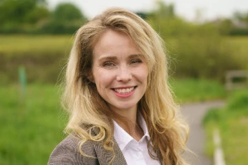 வீட்டு வாசலில் இருந்த பெட்டியை பார்த்து தெறித்து ஓடிய பிரித்தானிய எம்.பி!