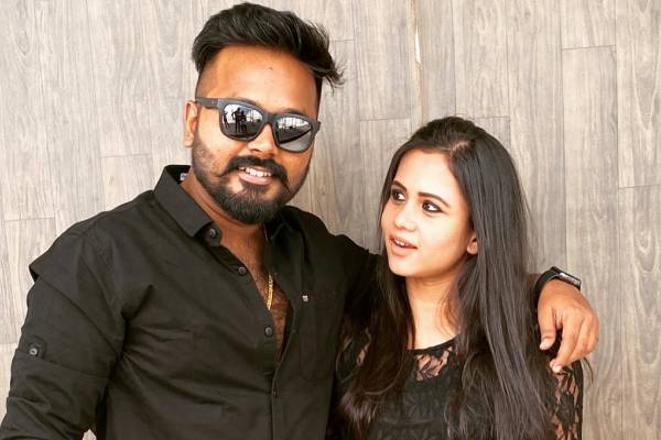ஐயப்பனுக்கு மாலை அணிந்த தொகுப்பாளினி மணிமேகலையின் கணவர் ஹுசைன் | Hussain Wears Ayyappan Mala For Wife Manimegalai ஐயப்பனுக்கு மாலை அணிந்த தொகுப்பாளினி மணிமேகலையின் கணவர் ஹுசைன் | Hussain Wears Ayyappan Mala For Wife Manimegalai