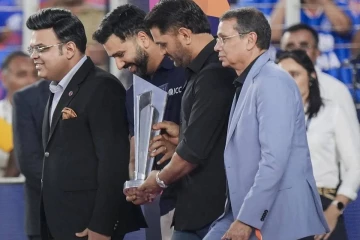 T20 உலகக் கிண்ண இறுதிப் போட்டி! வெற்றிக்கிண்ணத்தோடு மைதானத்திற்குள் வந்த தோனி