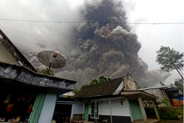 வெடித்துச் சிதறும் எரிமலை! தலைதெறிக்க ஓடும் மக்கள்: வைரலாகும் வீடியோக்கள்