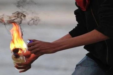 ‘உனக்கெல்லாம் பெண் கொடுக்க மாட்டேன்...’ - ஆத்திரத்தில் அத்தை வீட்டில் பெட்ரோல் குண்டு வீசிய இளைஞன்