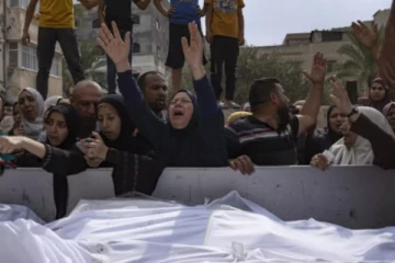 உதவி பொருள்களை வாங்க காத்திருந்தவர்கள் மீது துப்பாக்கிச்சூடு ; 51 பேர் பலி