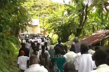 ගසක් කඩාවැටීමෙන් මියගිය තිදෙනා සෝ සුසුම්මැද අවසන් ගමනට