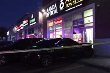 கனடாவில் நகை கடை ஒன்றில் மீது வாகனத்தை மோதச் செய்த நபர்கள்!