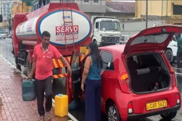 எரிபொருளை ஏற்றிச் செல்லும் கொள்கலன் வண்டிகளின் அனுமதிப்பத்திரங்கள் இரத்து