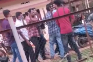 வவுனியா - வைரவபுளியங்குளத்தில் இளைஞர் குழுக்களுக்கிடையில் அடிதடி மோதல் (PHOTOS)