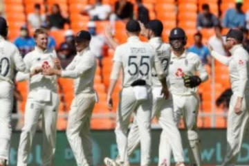 தடுமாறும் இந்தியா: வெளியாகும் பேட்ஸ்மேன்கள்