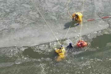 உறைபனி ஏரியில் விழுந்த சிறுவர்கள் - காப்பாற்றிய தீயணைப்பு வீரர்கள்!