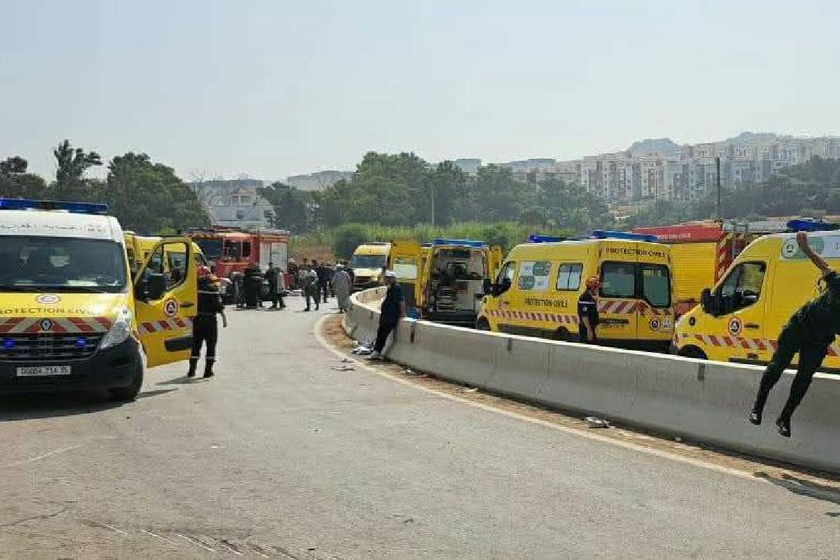 வெளிநாடொன்றில் பேருந்து கவிழ்ந்து விபத்து: 25 பேர் பலி | Bus Overturns In Algeria 25 Killed In Accident