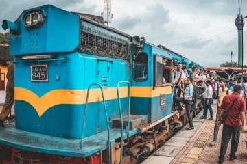 புகைப்பிடித்த காரணத்தால் பணிப்புறக்கணிப்பு! கடும் அதிருப்தியில் தொடருந்து பயணிகள்