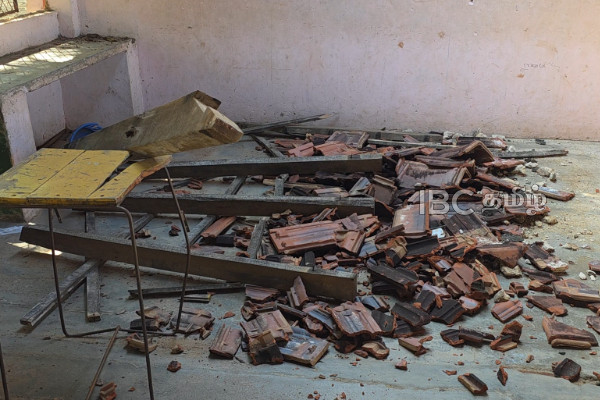 மூதூர் மத்திய கல்லூரியில் இடிந்து வீழ்ந்த வகுப்பறை கட்டிடம் | Classroom Building Muthur Central Collapsed