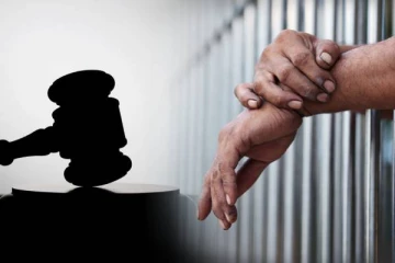 சிறைச்சாலை அதிகாரியை தாக்கிய இந்திய சிறைக்கைதி