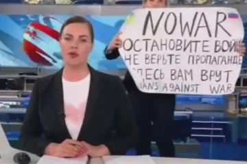 உக்ரைன் மக்களுக்கு ஆதரவாக நேரலையில் குரல் கொடுத்த இளம்பெண் செய்தியாளருக்கு மேக்ரான் அளித்துள்ள நற்செய்தி