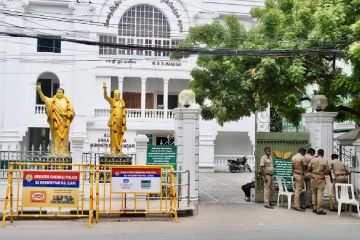 அதிமுக தலைமை அலுவலகத்தில் பலத்த போலிஸ் பாதுகாப்பு