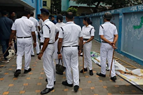 சடலமாகக் கண்டெடுக்கப்பட்ட கணவர்: மனைவி மீது புகார் | Kolkata Man Found Hanging At Home