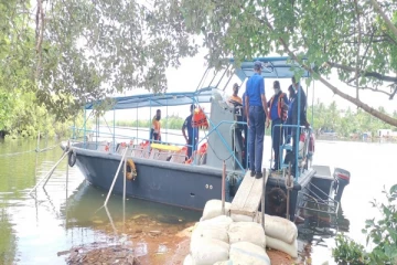 கிண்ணியா குறிஞ்சாக்கேணியில் கடற்படையினரால் படகு சேவை ஆரம்பம்