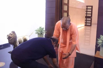 யோகி ஆதித்யநாத் காலில் ரஜினிகாந்த் விழுந்ததற்கு பின்னணி காரணம்!