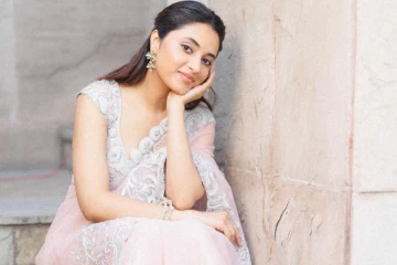 நடிகை பிரியங்கா மோகன் சேலையில் கியூட் போட்டோஷூட்