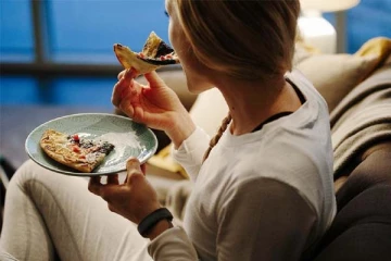 இரவு நேரத்தில் இந்த உணவுகளை தவறிக்கூட சாப்பிடாதீங்க! உயிர் போகும் அபாயம் ஏற்படுமாம்