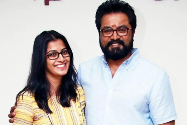 வரலக்ஷ்மி சரத்குமாரின் உடன் பிறந்த தங்கையை பார்த்துள்ளீர்களா.. இதோ புகைப்படத்தை பாருங்க