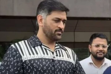 ரூ. 1040 கோடி சொத்து!! எம் எஸ் தோனியின் இந்த சட்டை இத்தனை ஆயிரமா?