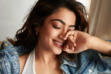 விருது விழாவுக்கு இப்படி ஒரு மோசமான உடையா.. ராஷ்மிகாவின் வீடியோ வைரல்