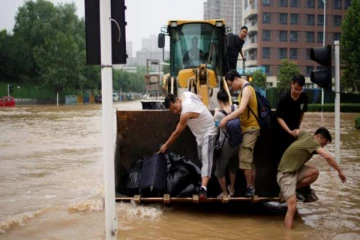 சீனாவில் திடீரென ஏற்பட்ட வெள்ளப்பெருக்கு! 12 பேருக்கு நேர்ந்த சோகம்