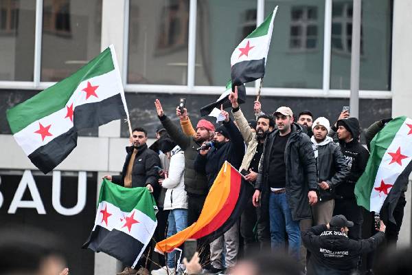 அந்த நாட்டு அகதிகள் வலுக்கட்டாயமாக வெளியேற்றப்படுவார்கள்... ஜேர்மன் சேன்சலர் திட்டவட்டம் | Syrian Refugees In Germany Must Go அந்த நாட்டு அகதிகள் வலுக்கட்டாயமாக வெளியேற்றப்படுவார்கள்... ஜேர்மன் சேன்சலர் திட்டவட்டம் | Syrian Refugees In Germany Must Go