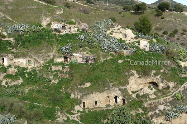 உலகிலுள்ள குகை வீடுகள் | Cave Houses In The World