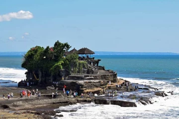 பாம்புகள் பாதுகாக்கும் நடுக்கடலில் உள்ள இந்து ஆலயம்! பின்னணியில் உள்ள மர்மம் என்ன?