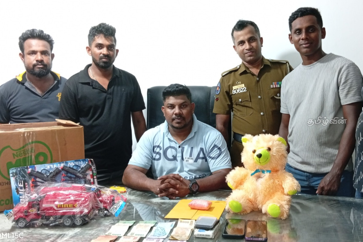 பொம்மைக்குள் மறைத்து போதைப்பொருள் கடத்தியவர் கைது - பெறுமதியான பொருட்கள் மீட்பு | Man Arrested For Smuggling Drugs Hidden In Doll பொம்மைக்குள் மறைத்து போதைப்பொருள் கடத்தியவர் கைது - பெறுமதியான பொருட்கள் மீட்பு | Man Arrested For Smuggling Drugs Hidden In Doll