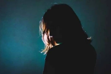 ஆசை வார்த்தை கூறி 17 வயது சிறுவனை மயக்கி இளம் பெண் செய்த செயல்! விசாரணையில் பகீர்!