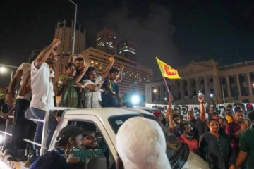 விண்ணதிரும் கோஷங்களுடன் கோட்டா கோ கமவிற்கு வாகன ஊர்வலமாக அழைத்துவரப்பட்ட 13 பேர் (PHOTOS)