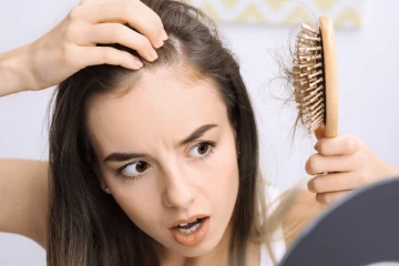 முடி கொத்து கொத்தா கொட்டுதா…..நிறுத்த இந்த ஒரு பரிகாரத்தை உடனே செய்யுங்க!