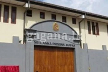 වහලයක් මත නැගී රැඳවියෙකු තනියම විරෝධතාවයක..