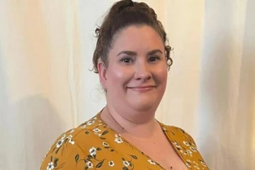 மார்பகங்களின் அளவை குறைக்க நிதி திரட்டும் பிரித்தானிய பெண்