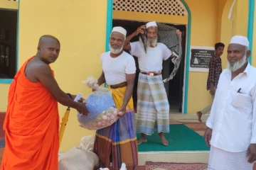 திருகோணமலையில் இலவச நோன்பு கஞ்சி வழங்கிய பௌத்த பிக்கு (Photos)