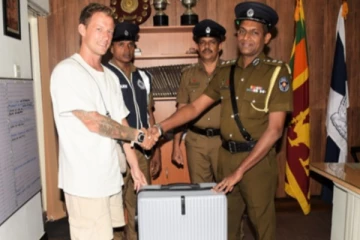 பேருந்தில் பொதிகளை தவறவிட்ட வெளிநாட்டுபயணிக்கு உதவிய பொலிஸார்!