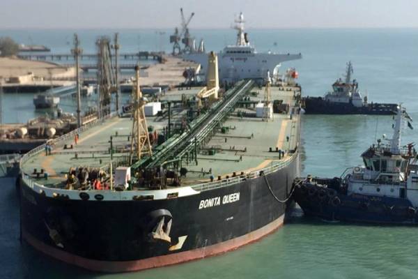 இராணுவத்தைக் குவிக்கும் அமெரிக்கா... கப்பல்களில் எண்ணெய் நிரப்புவதை தீவிரப்படுத்தும் ஈரான் | Iran Ramps Up Oil Tanker Loadings