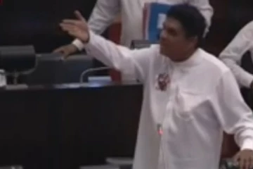 ඔබතුමා පචයෙක් , සජිත් කථානායකට ප්‍රසිද්ධියේ කියයි.. සමාජ මාධ්‍ය කැළඹූ වීඩියෝව (VIDEO)