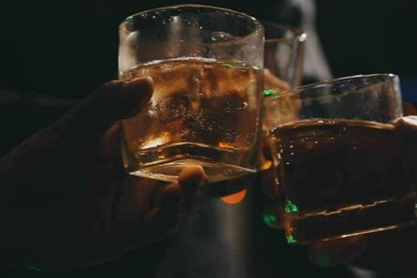 நண்பருடன் விருந்து; விடுதி அறையில் சடலமாக மீட்கப்பட்ட நபர்; நடந்தது என்ன? | Person Was Found Dead At A Tourist Resort Hatton